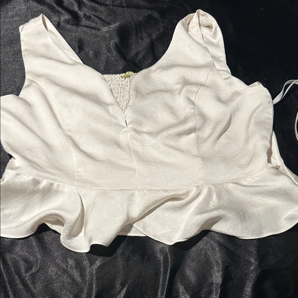 Gianni Bini Cream Sleeveless Crop Top